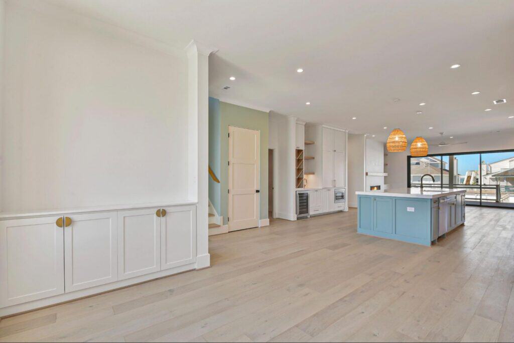 Coastal Construction Company in Galveston, TX: What to Know Before You Build Modern open-plan living space
